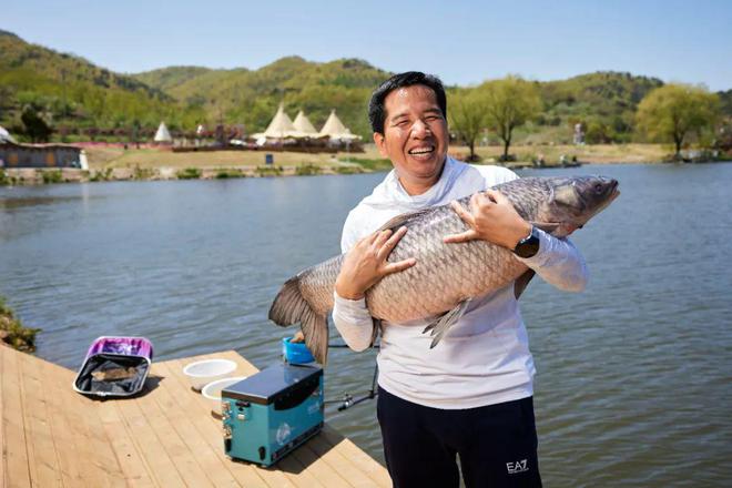 买球的app:安徽人到山东威海创业25年艰苦奋斗终成抖音渔具顶流(图4)