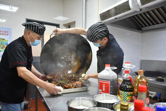 宁波镇海：高温“烤”验下的坚守(图2)