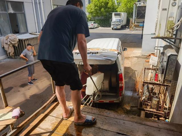 “火力全开”24小时连轴转！记者探访松江这家制冰厂(图3)