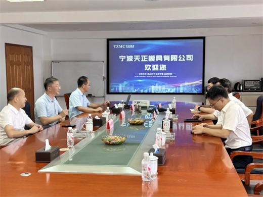 十大买球平台:江苏淮安工业园区管委会主任杨国仁率队莅临天正模具参观考察(图1)