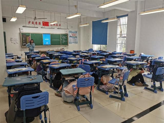 合肥市六安路小学中铁国际城校区开十大买球平台：展防震应急疏散演练(图1)