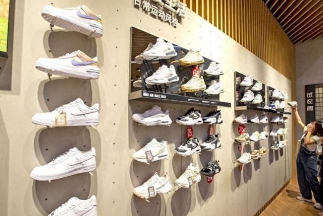 国产运买球网站：动跑鞋中底技术的逐鹿战场(图1)