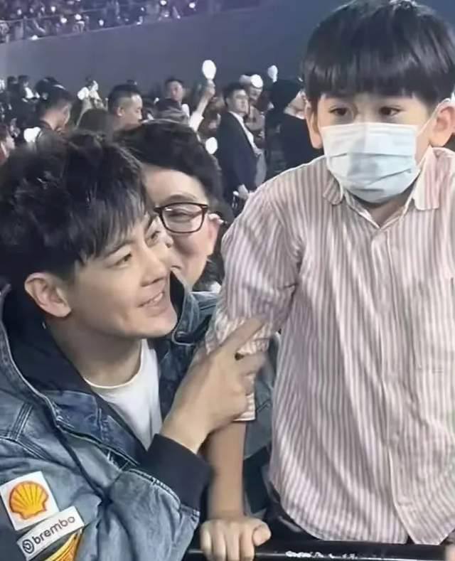 林志颖看演唱会状态超好9岁儿子罕见出镜眉眼和爸爸一模一样(图2)