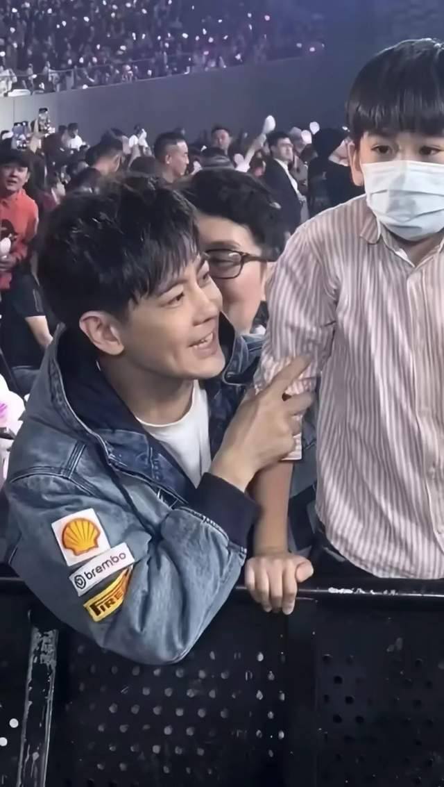 林志颖看演唱会状态超好9岁儿子罕见出镜眉眼和爸爸一模一样(图1)