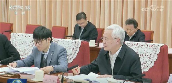 突然火爆全网！Deepseek被“挤”到宕机！创始人17岁考入浙大36岁管理千亿私募！(图4)