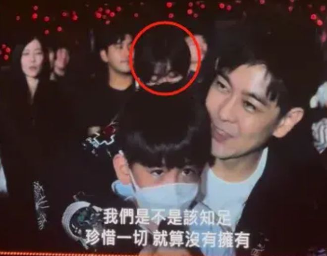 林志颖17岁大儿子近照身材消瘦表情落寞眼睛和父亲一模一样(图2)