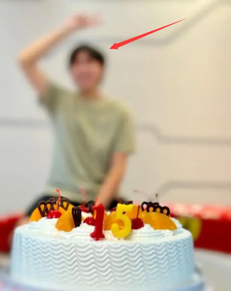 林志颖17岁大儿子近照身材消瘦表情落寞眼睛和父亲一模一样(图8)
