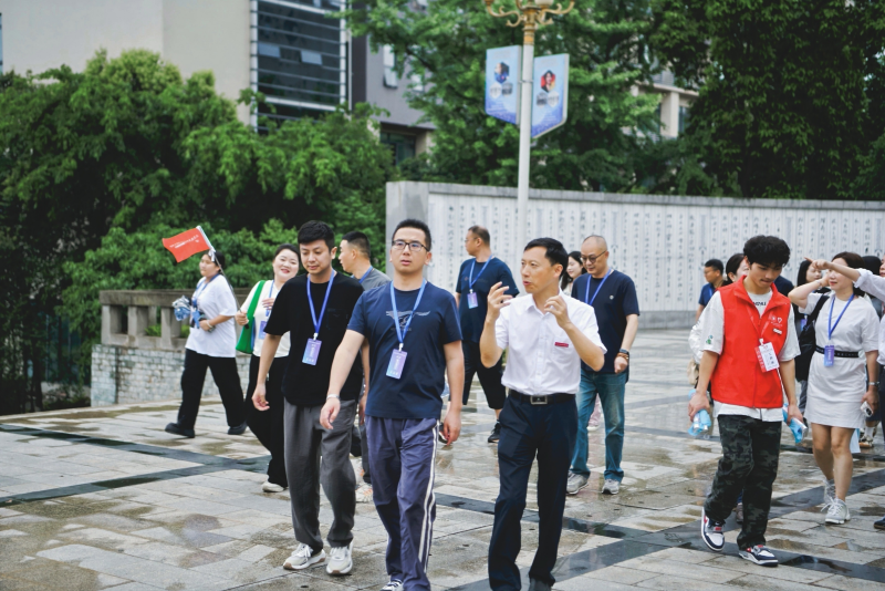 买球网站：全国40余家主流媒体“职击”重庆工业职业技术学院打探产学研用的“重工标准”(图1)