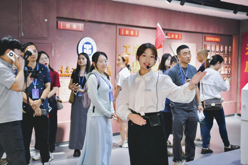 买球网站：全国40余家主流媒体“职击”重庆工业职业技术学院打探产学研用的“重工标准”(图2)
