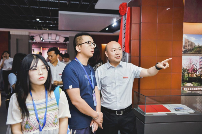 买球网站：全国40余家主流媒体“职击”重庆工业职业技术学院打探产学研用的“重工标准”(图3)
