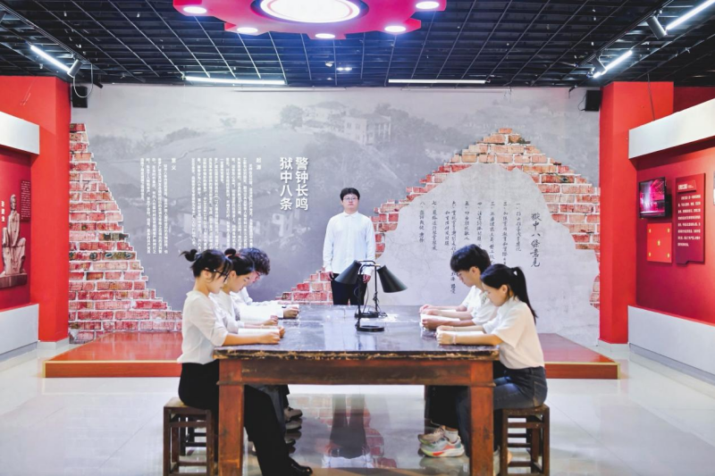 买球网站：全国40余家主流媒体“职击”重庆工业职业技术学院打探产学研用的“重工标准”(图5)