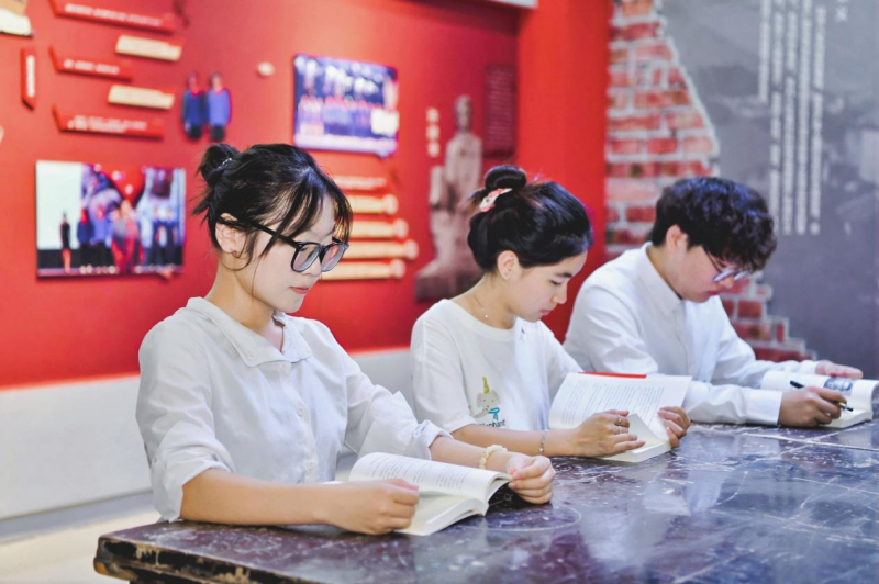 买球网站：全国40余家主流媒体“职击”重庆工业职业技术学院打探产学研用的“重工标准”(图6)