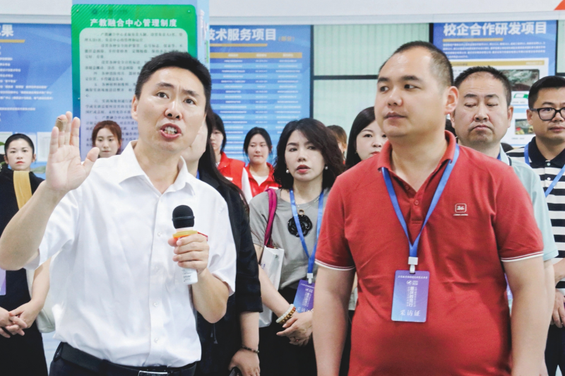 买球网站：全国40余家主流媒体“职击”重庆工业职业技术学院打探产学研用的“重工标准”(图7)