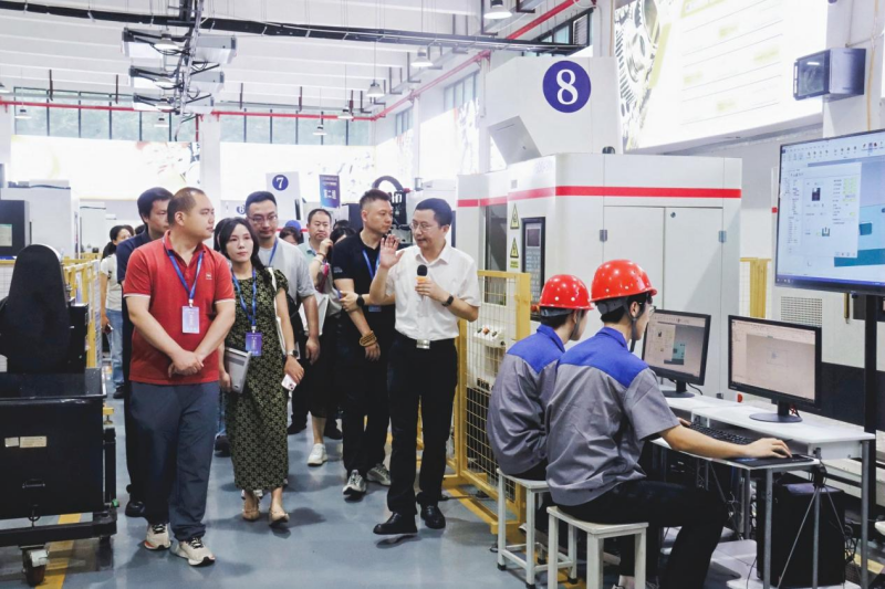 买球网站：全国40余家主流媒体“职击”重庆工业职业技术学院打探产学研用的“重工标准”(图9)