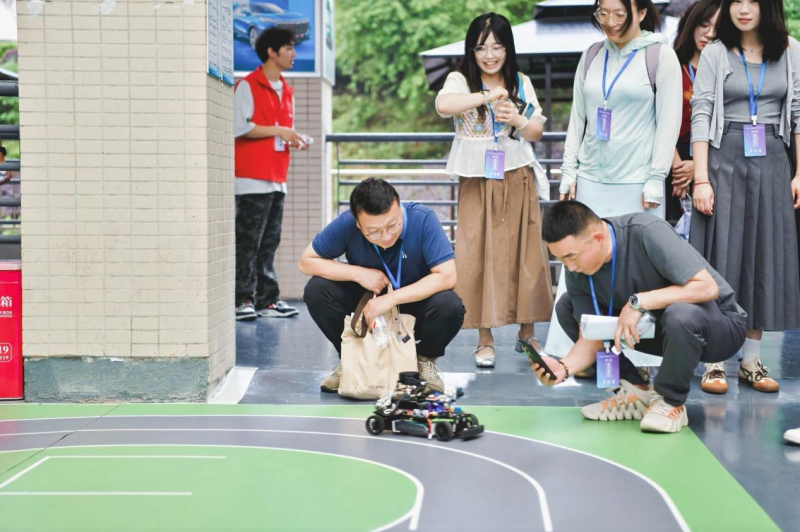 买球网站：全国40余家主流媒体“职击”重庆工业职业技术学院打探产学研用的“重工标准”(图11)