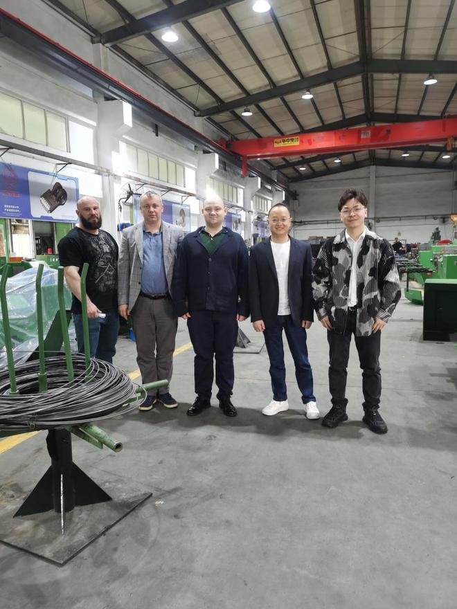 恒辉模具成功接买球网站：待俄罗斯客户微型螺丝生产车间获高度评价(图1)