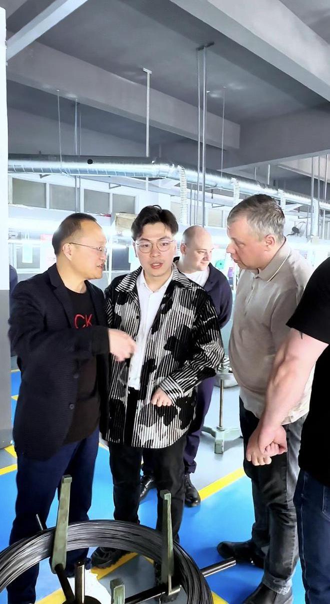 恒辉模具成功接买球网站：待俄罗斯客户微型螺丝生产车间获高度评价(图2)