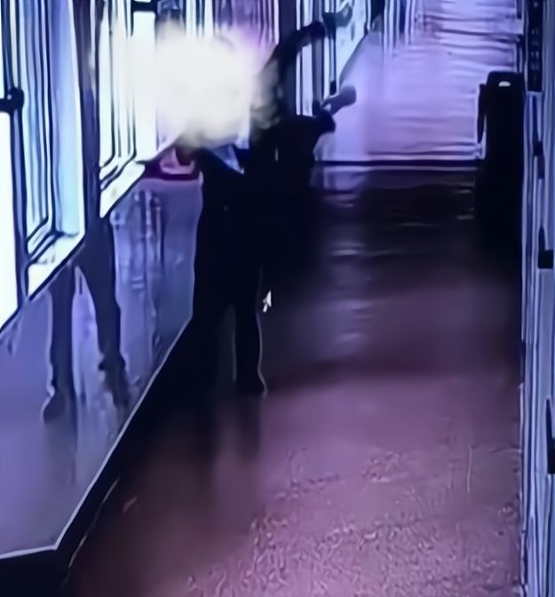 59岁教师被曝殴打10岁学生声称要从窗口丢下去老师：只是吓唬(图3)