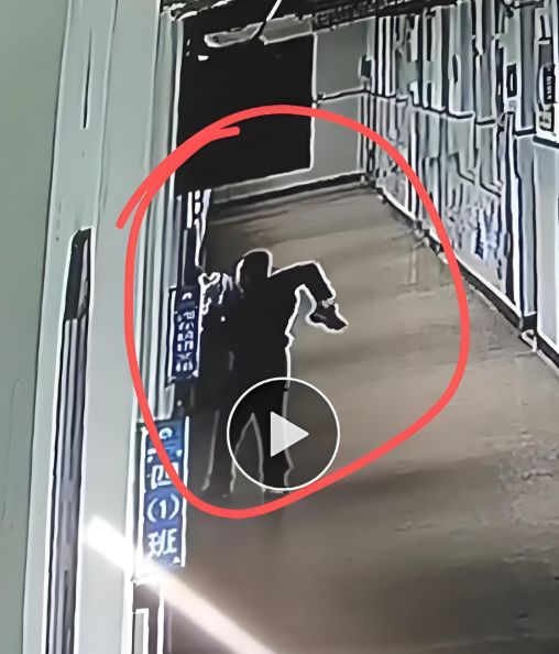 59岁教师被曝殴打10岁学生声称要从窗口丢下去老师：只是吓唬(图1)
