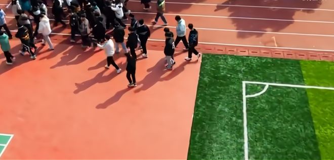 59岁教师被曝殴打10岁学生声称要从窗口丢下去老师：只是吓唬(图7)