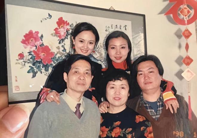 亲人曝光朱媛媛全家福！脸型和母亲神似知情人透露其父母背景(图4)