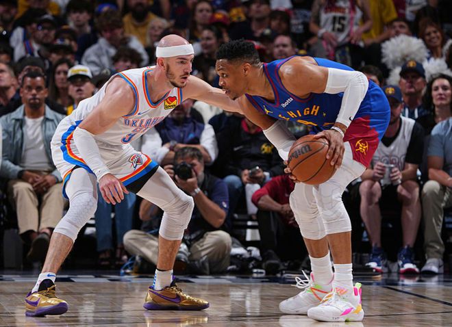狂轰42分22板空砍44分15板成NBA历史首人！MVP是时候该离开了(图4)