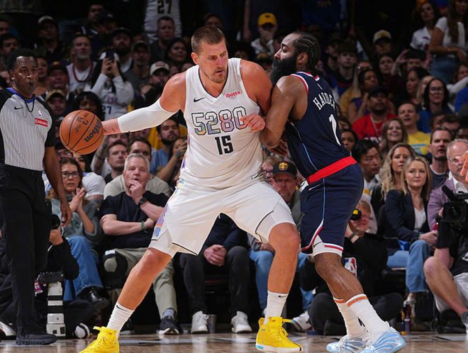 狂轰42分22板空砍44分15板成NBA历史首人！MVP是时候该离开了(图3)