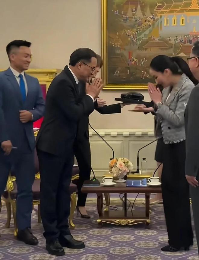 十大买球平台：60岁长安汽车董事长朱华容拜访泰国总理赠送佩通坦汽车模型了(图5)