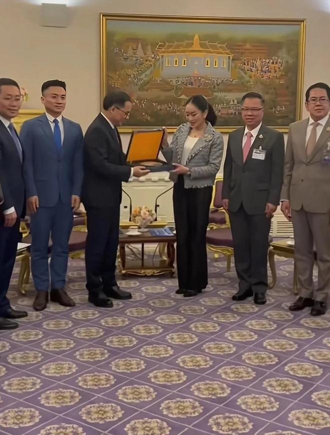 十大买球平台：60岁长安汽车董事长朱华容拜访泰国总理赠送佩通坦汽车模型了(图3)
