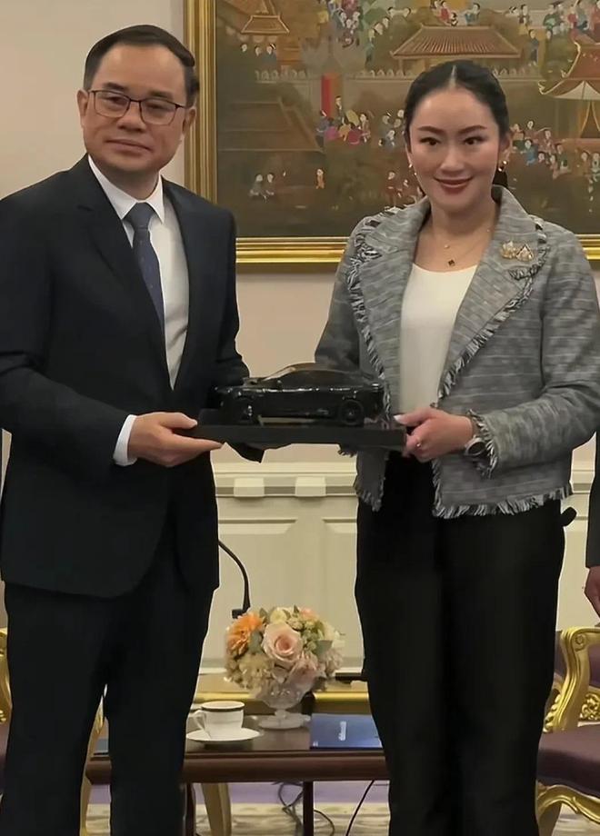 十大买球平台：60岁长安汽车董事长朱华容拜访泰国总理赠送佩通坦汽车模型了(图4)