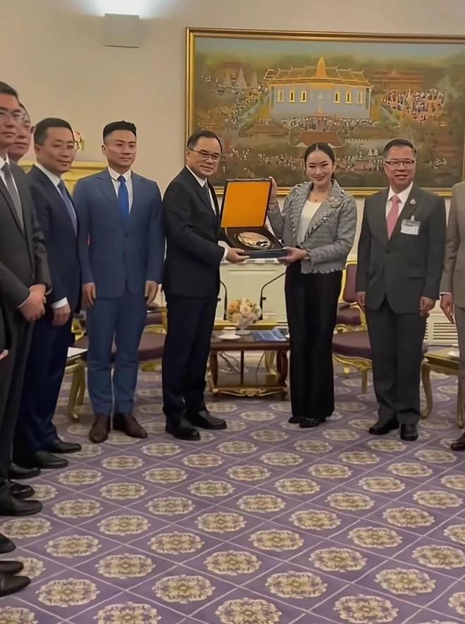 十大买球平台：60岁长安汽车董事长朱华容拜访泰国总理赠送佩通坦汽车模型了(图2)