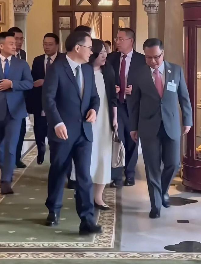 十大买球平台：60岁长安汽车董事长朱华容拜访泰国总理赠送佩通坦汽车模型了(图6)
