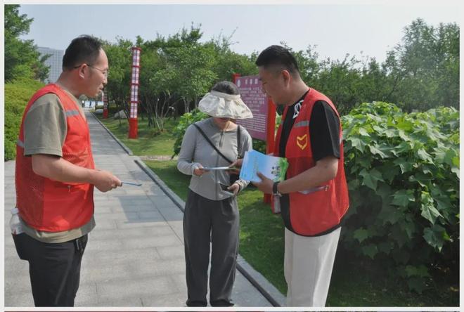 信阳市第三届全国城市生活垃圾分类宣传周集中宣传活动在百花园举行(图2)