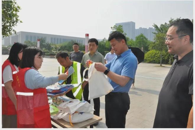 信阳市第三届全国城市生活垃圾分类宣传周集中宣传活动在百花园举行(图1)