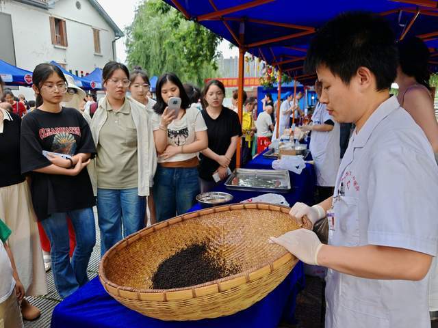 端午送健康！常德市第一中医医院中医药非遗市集暖心惠民(图1)