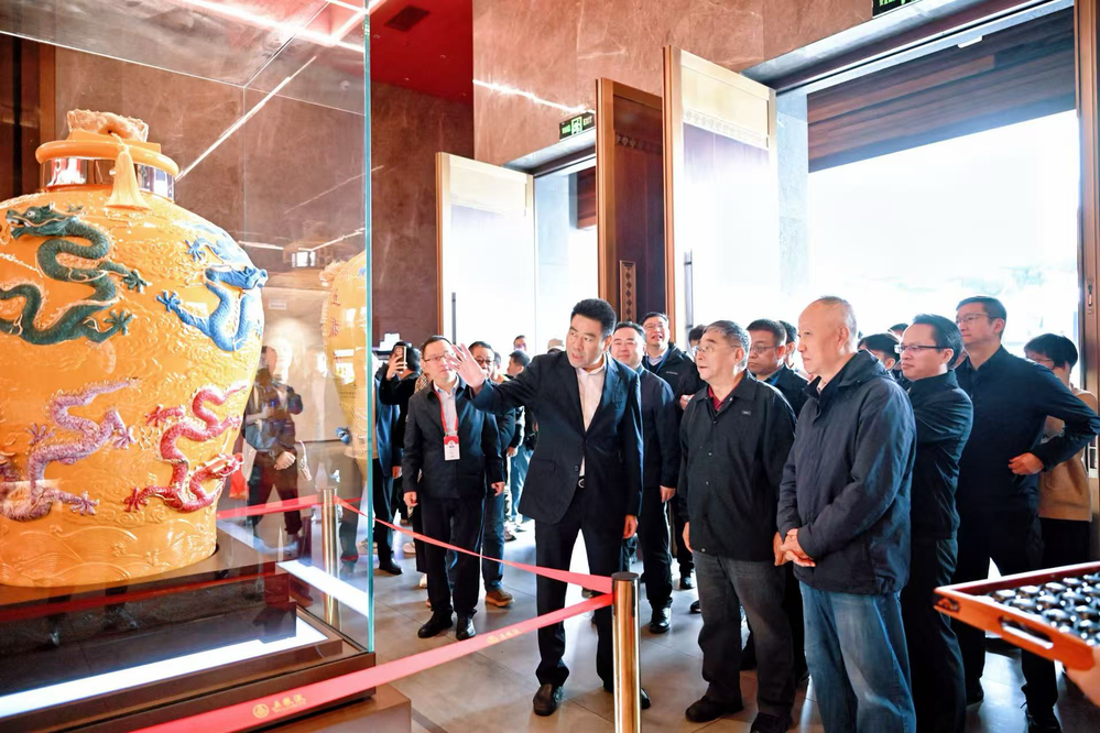 五粮液“十四五”时期每年跨越1个百亿台阶持续引领买球网站：中国白酒高质量发展丨全国经济媒体社长总编四川行(图1)