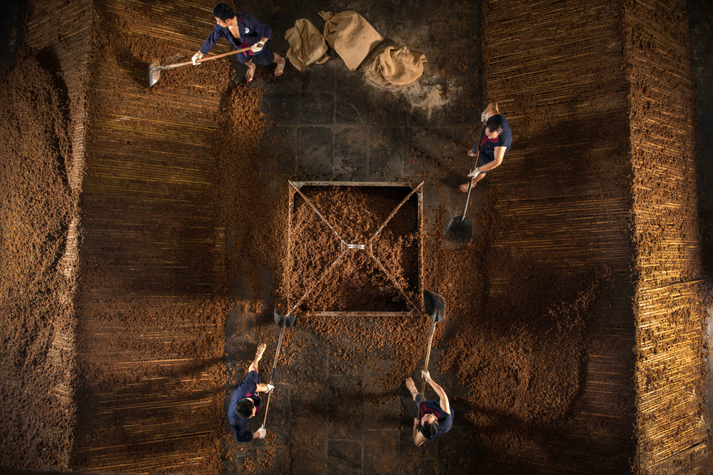 五粮液“十四五”时期每年跨越1个百亿台阶持续引领买球网站：中国白酒高质量发展丨全国经济媒体社长总编四川行(图3)