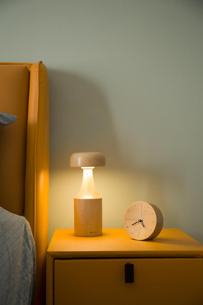 实木台灯：一盏是工业的冰冷一盏是手作的温度(图1)