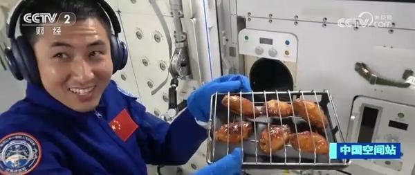神二十航天英雄凯旋！与神二十一乘组完成“人类第一次在太空做饭”(图1)