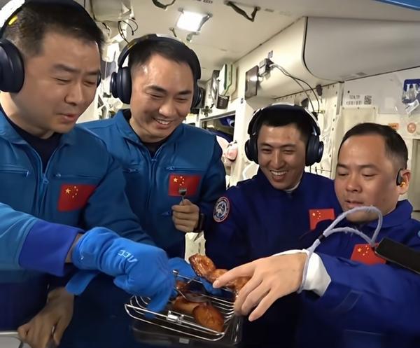 神二十航天英雄凯旋！与神二十一乘组完成“人类第一次在太空做饭”(图2)