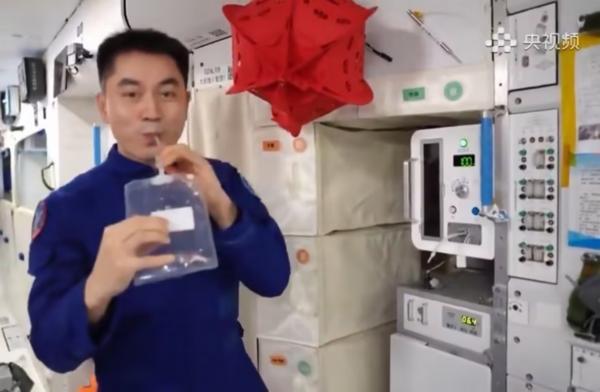 神二十航天英雄凯旋！与神二十一乘组完成“人类第一次在太空做饭”(图5)