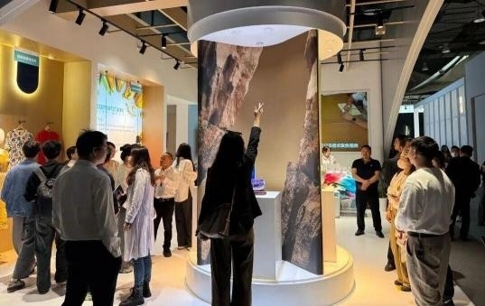 智谋纪AI照明闪耀广州设计周AI小智连获行业大奖！(图4)