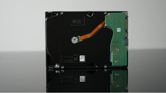 30TB大容量与HAMR技术如何应对存储需求涨潮？希捷银河ExosM30TB企业级硬盘评测十大买球平台：(图3)