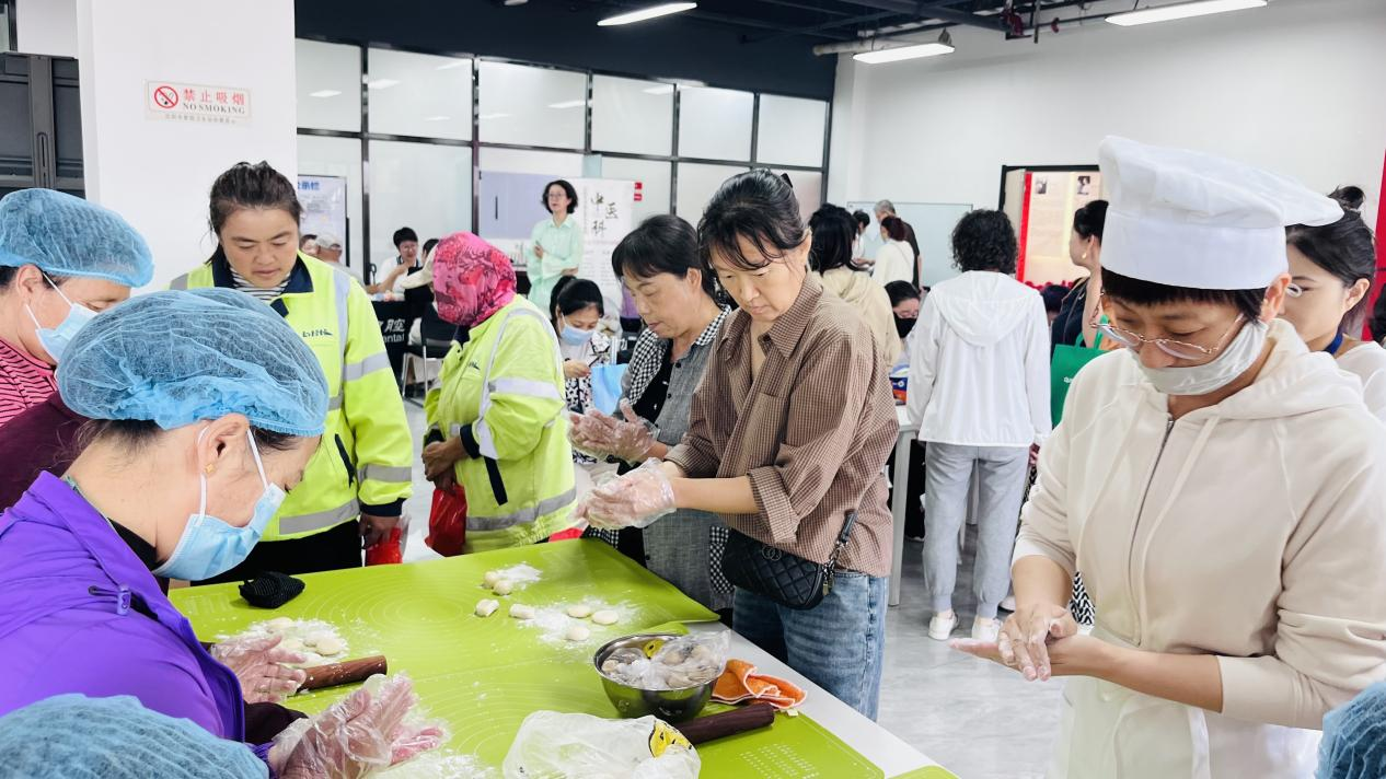 东湖街道文德社区举办非物质文化遗产节——千灯映明月绳结系万家(图2)